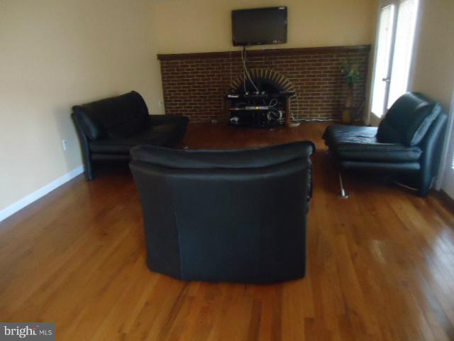 8112 Edinburgh Drive Springfield, VA 22153 - Photo 7 of 29 Living Room
