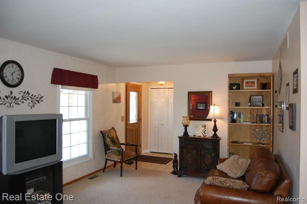 6875 Rickett Road Brighton, MI 48116 - Photo 10 of 28