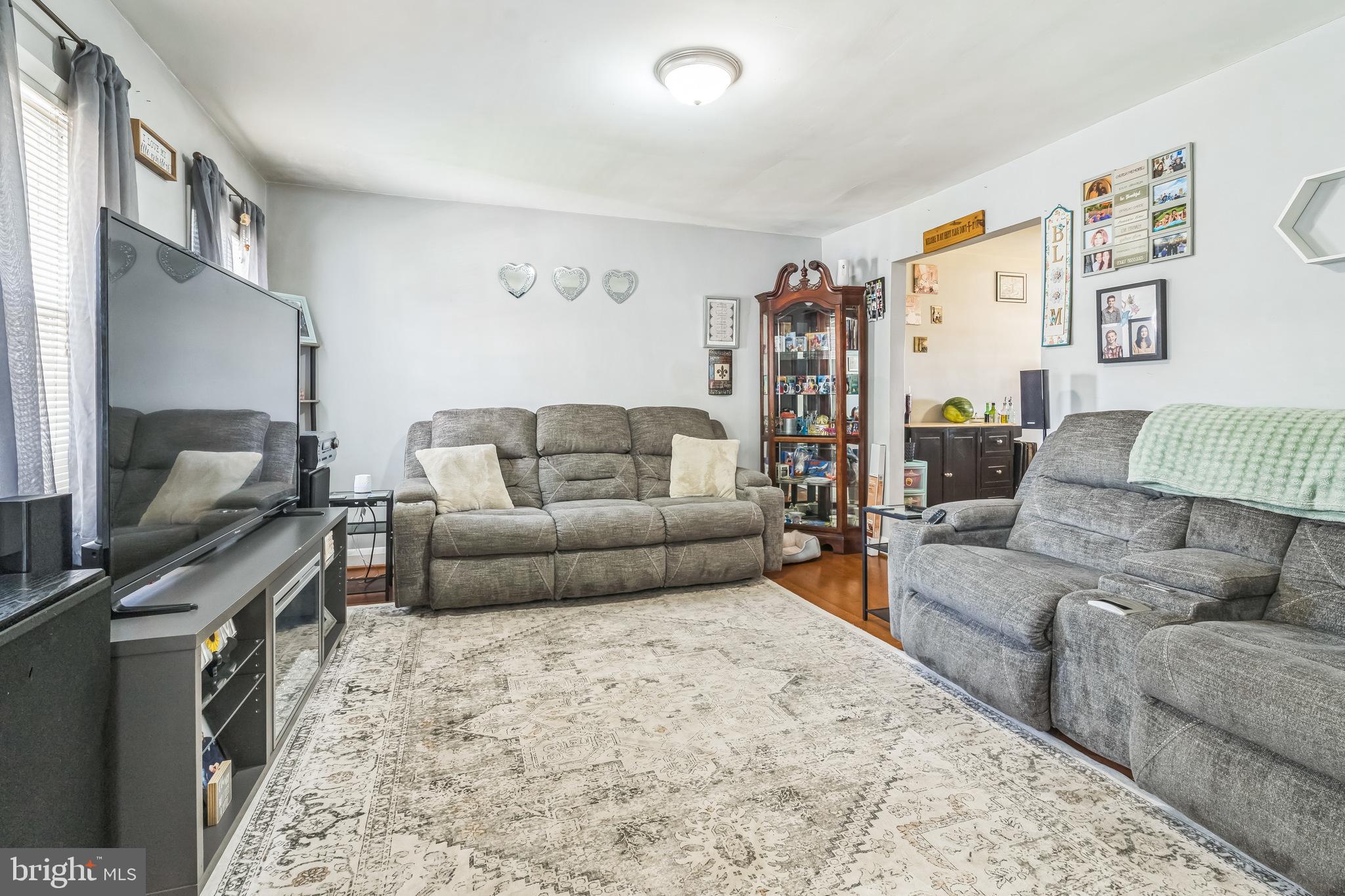 6733 Woodley Road Baltimore, MD 21222 - Photo 5 of 26 Living Room