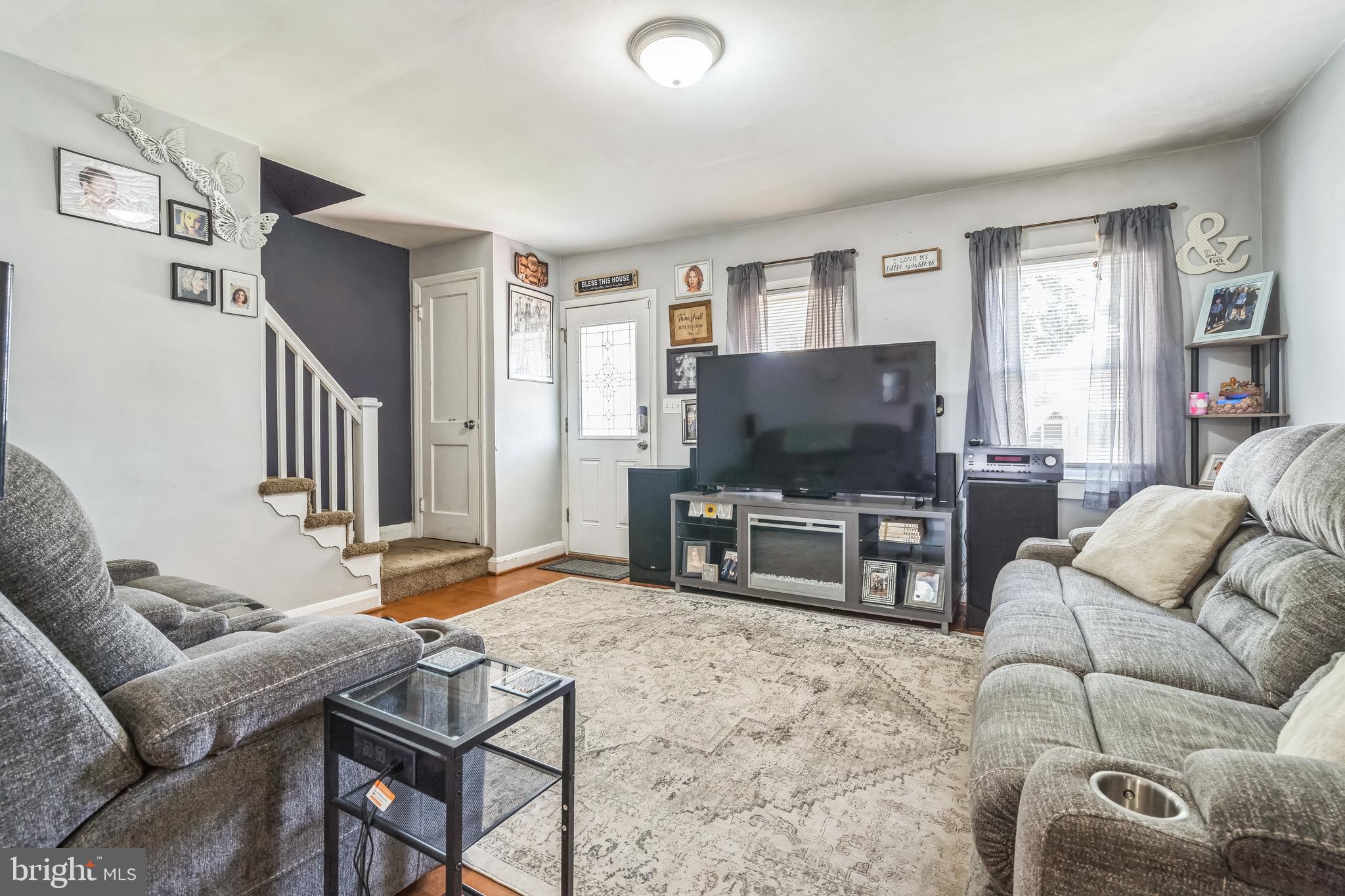 6733 Woodley Road Baltimore, MD 21222 - Photo 7 of 26 Living Room