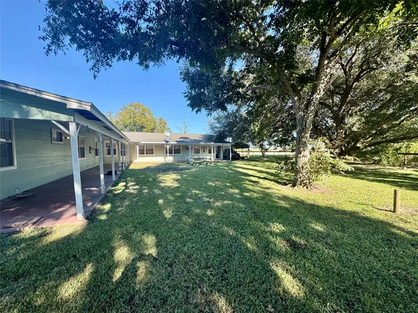 a view of backyard of the house