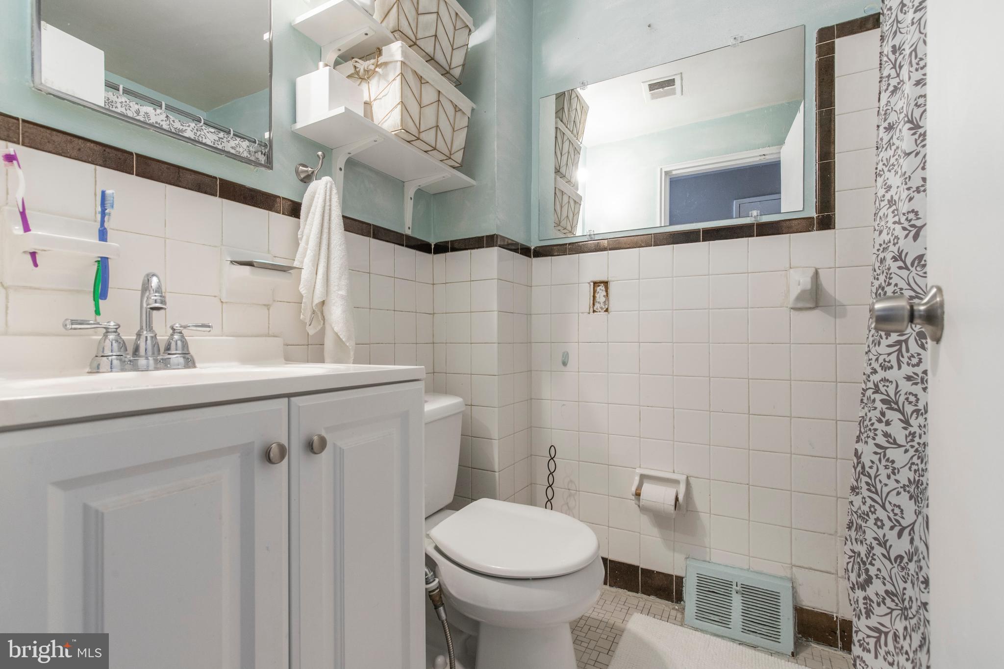5 South Manor Road Broomall, PA 19008 - Photo 13 of 20 1st floor full bathroom