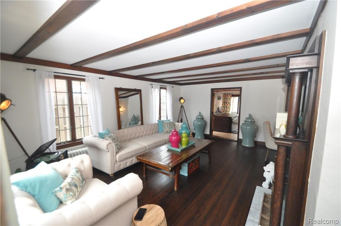2. Family Room 