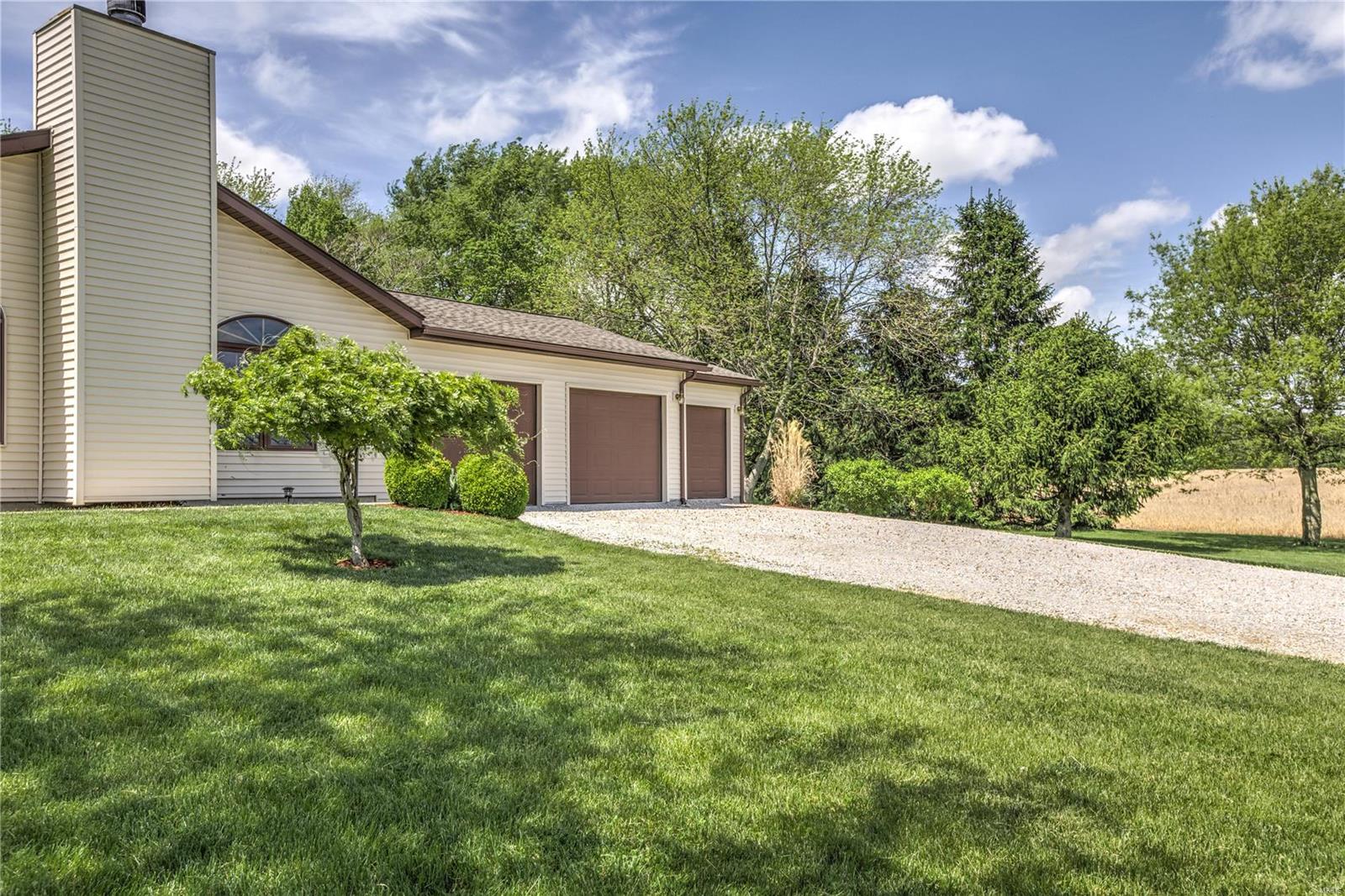 8433 Old Lebanon Troy Road Troy, IL 62294 - Photo 4 of 35 Gallery Image 4
