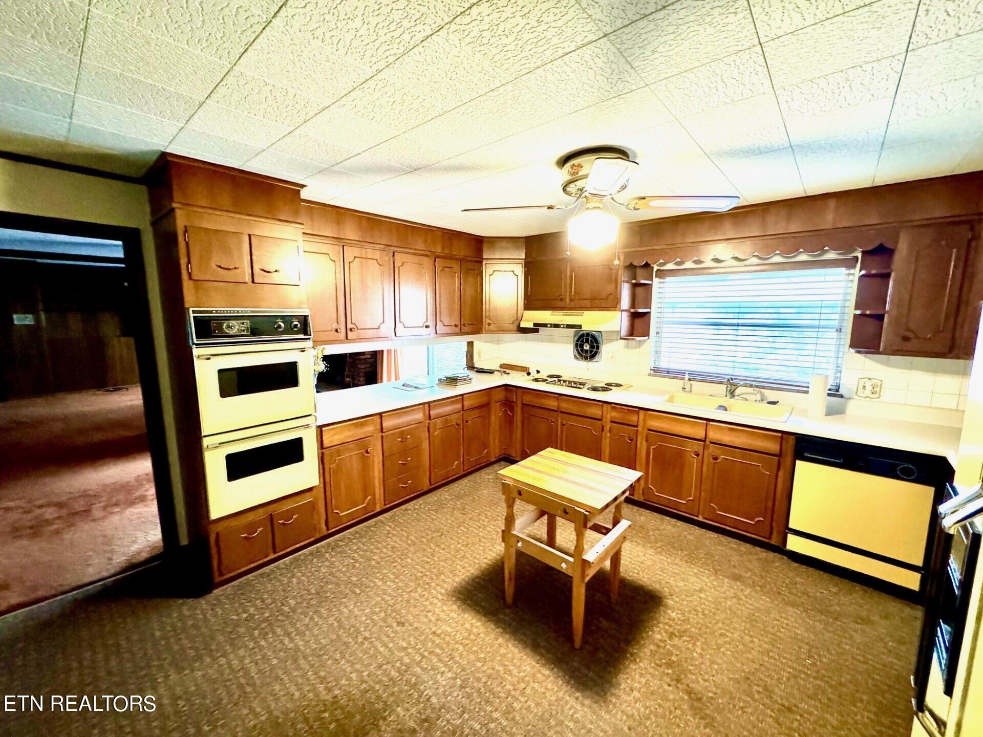 103 Sherwood Road Middlesboro, KY 40965 - Photo 8 of 27 thumbnail_IMG_0990