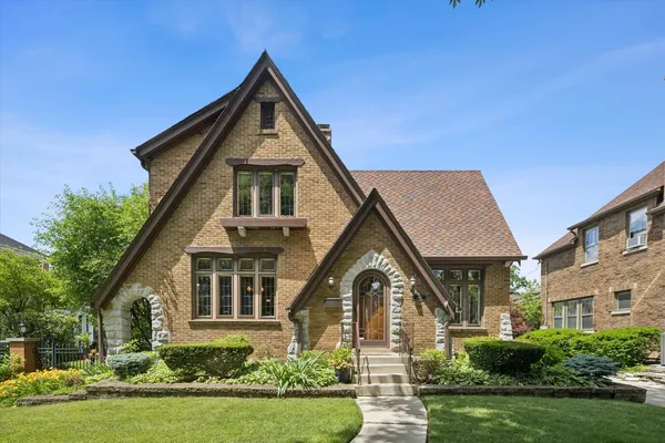 $885,000 | 440 South Prospect Avenue, Elmhurst, IL 60126