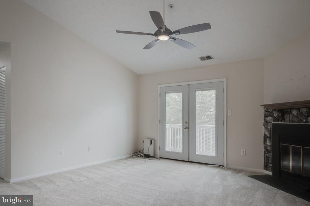 6400 Greenfield Road, Unit 910 Elkridge, MD 21075 - Photo 3 of 17 Living Room With Soaring Ceilings