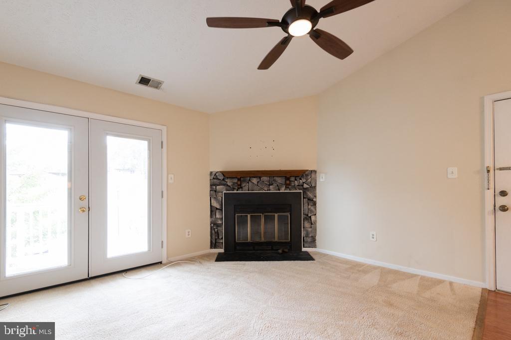 6400 Greenfield Road, Unit 910 Elkridge, MD 21075 - Photo 4 of 17 Living Room
