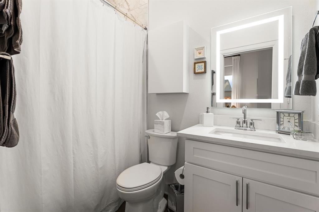 546 West Erwin Street Tyler, TX 75702 - Photo 27 of 29 Ensuite bathroom