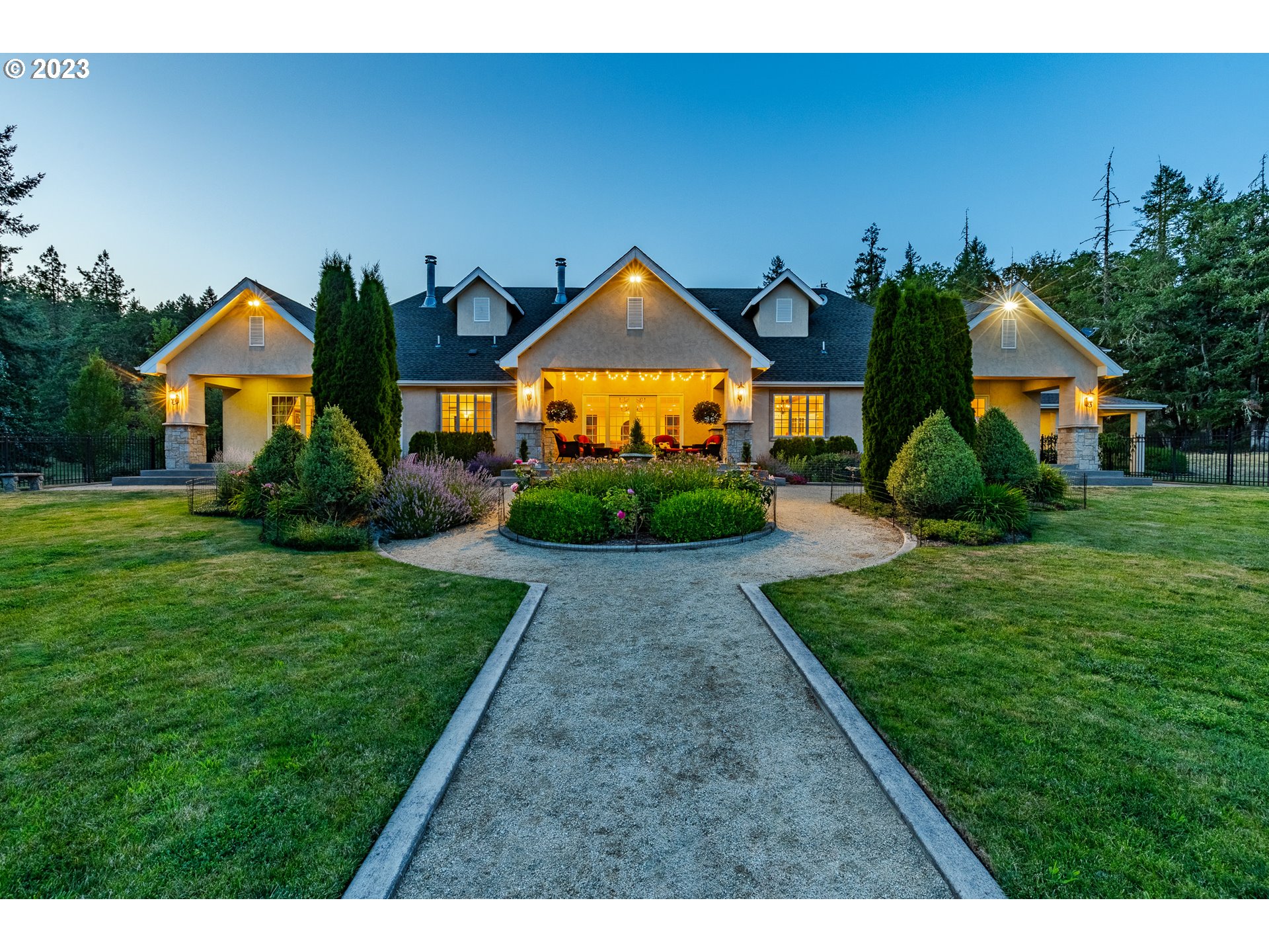 86705 Pine Grove Road Eugene, OR 97402 - Photo 3 of 48 a front view of a house with garden