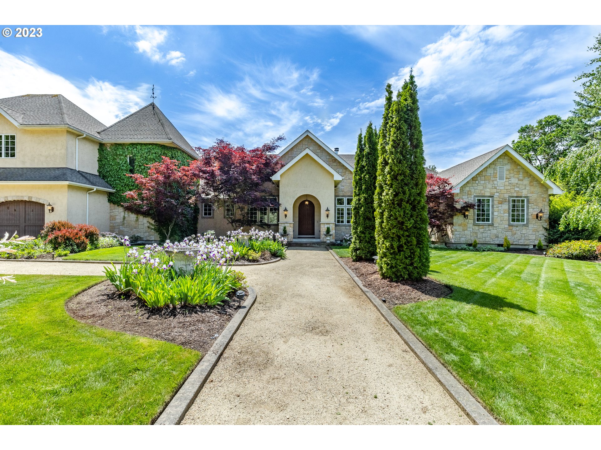 86705 Pine Grove Road Eugene, OR 97402 - Photo 4 of 48 a front view of a house with a garden