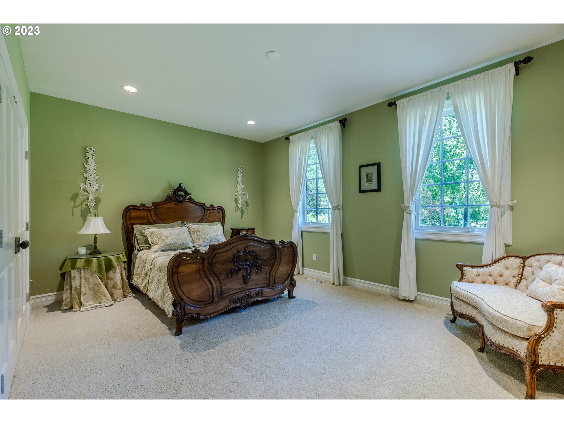 86705 Pine Grove Road Eugene, OR 97402 - Photo 47 of 48 a living room with furniture and a large window