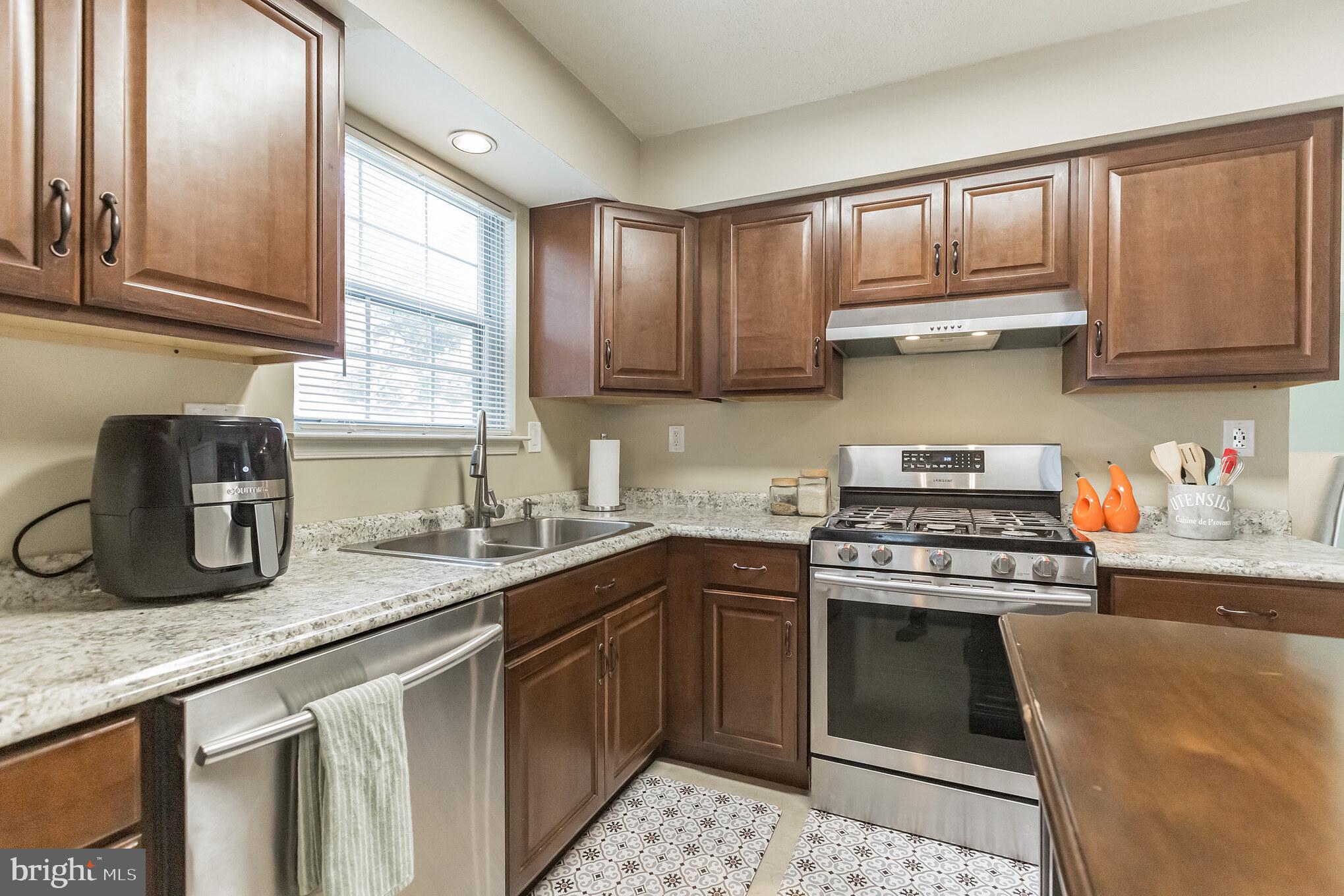 86 Rice Drive Morrisville, PA 19067 - Photo 9 of 31 Stainless steel appliances included