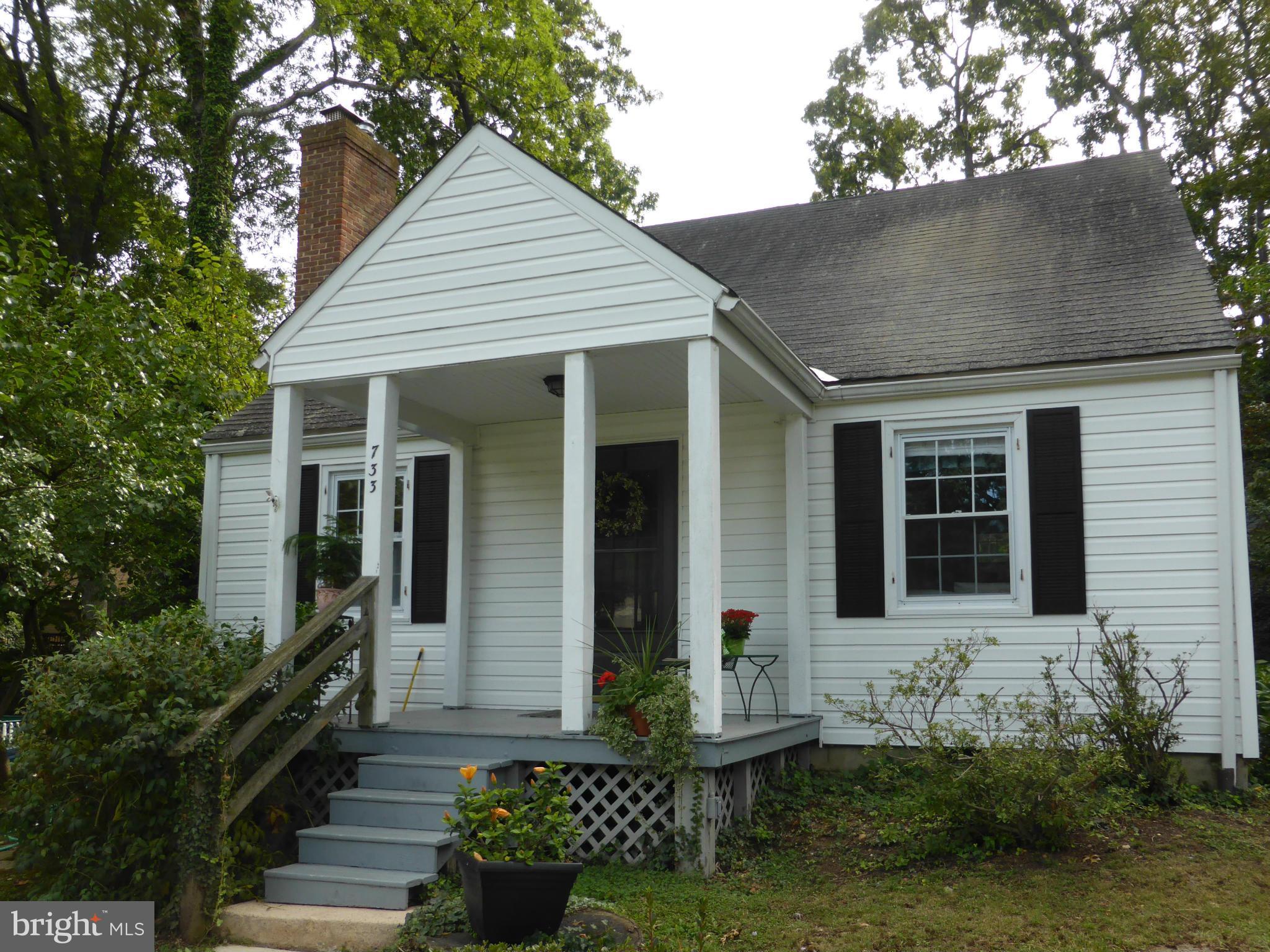 733 Anneslie Road Baltimore, MD 21212 - Photo 2 of 11 front view of a house with a yard