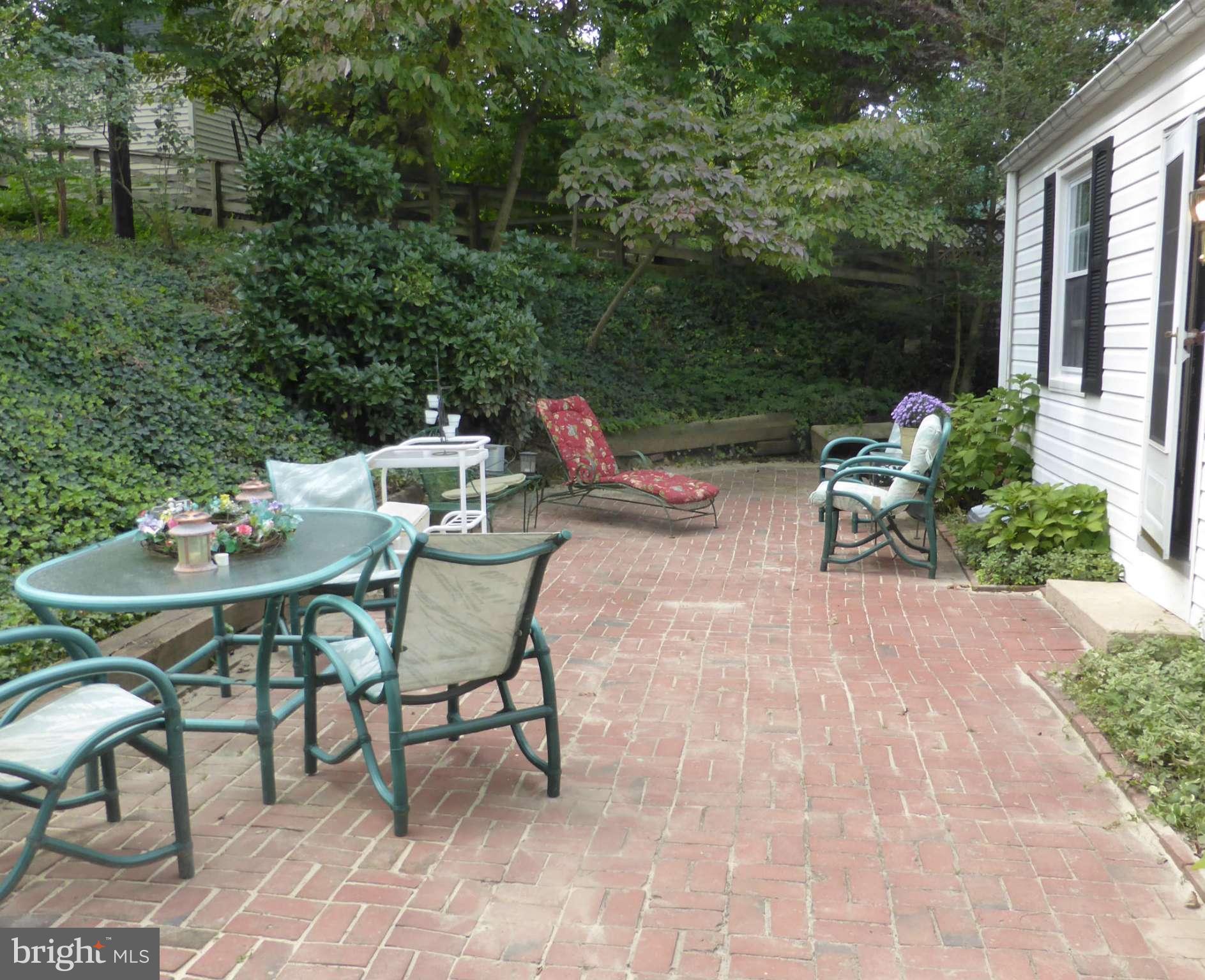 733 Anneslie Road Baltimore, MD 21212 - Photo 11 of 11 a view of a chairs and table in the patio