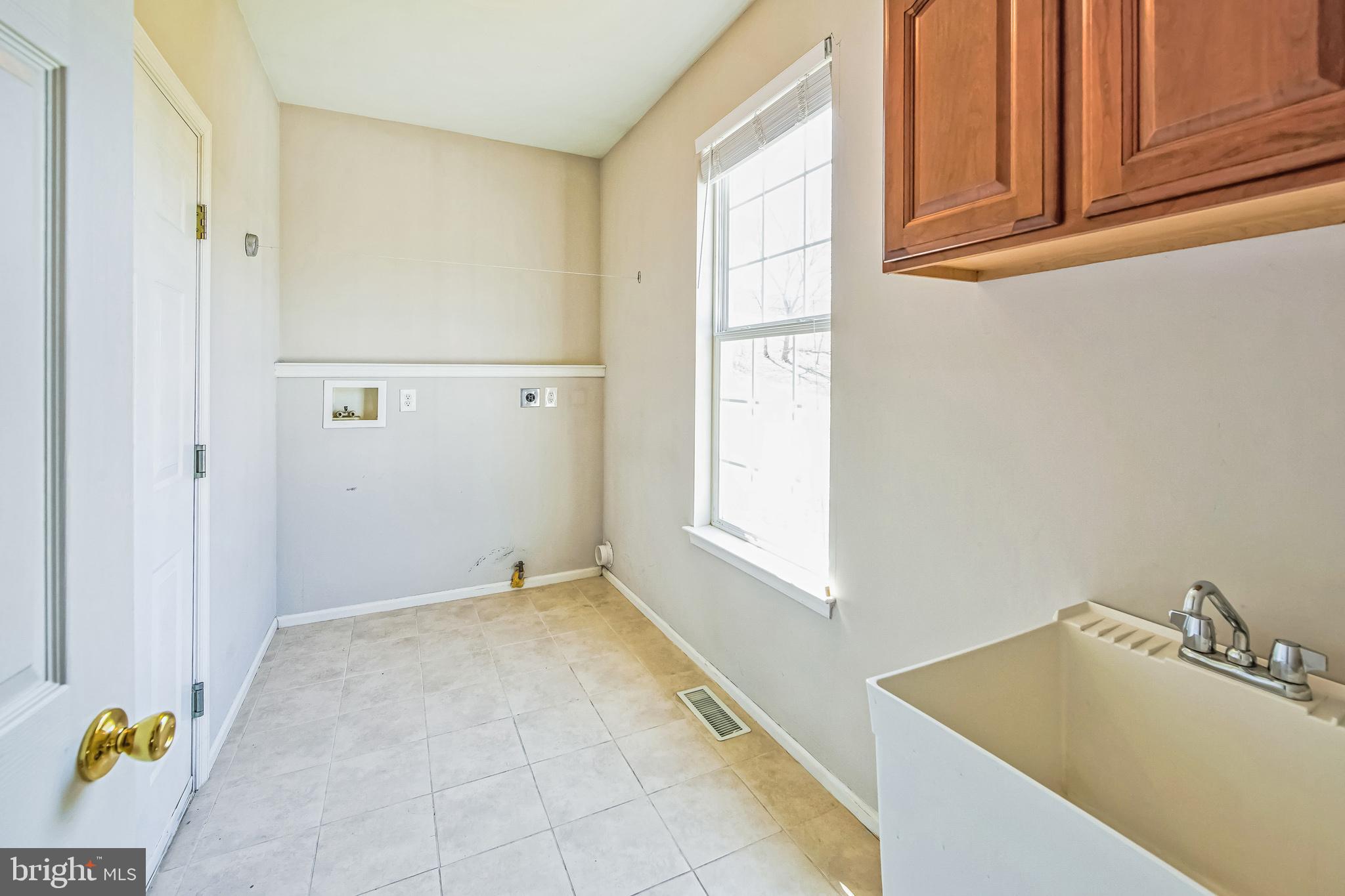 602 Cattail Road Atglen, PA 19310 - Photo 20 of 44 a bathroom with a tub and a sink