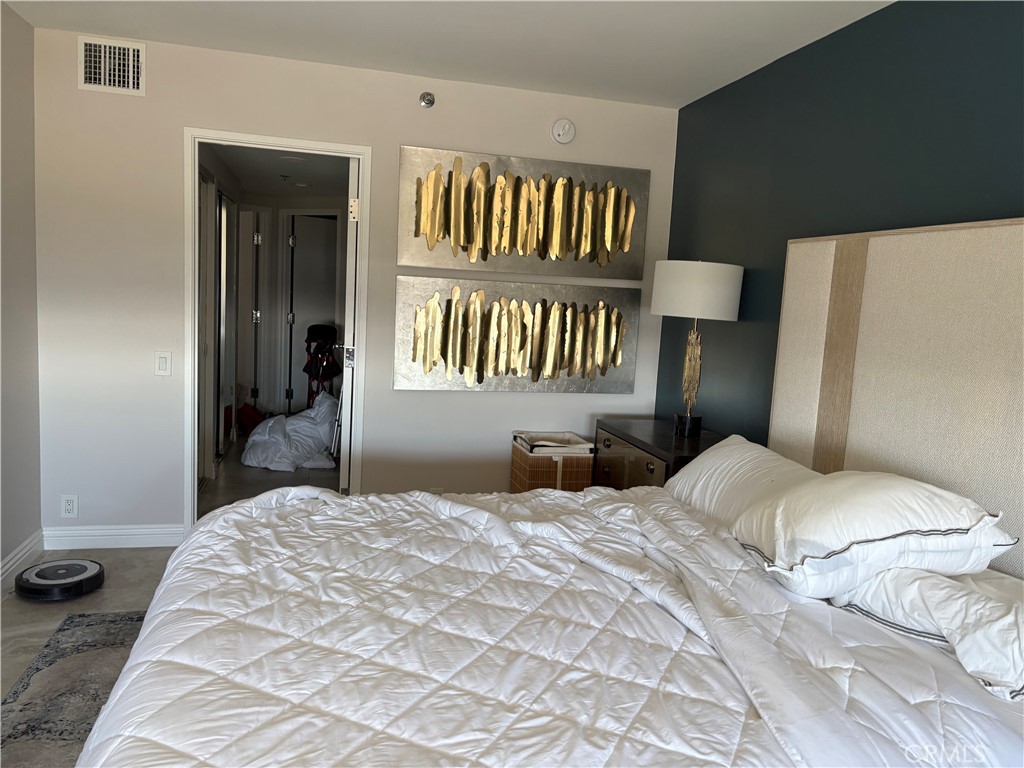 525 East Seaside Way, Unit 1505 Long Beach, CA 90802 - Photo 9 of 47 a bedroom with a bed and a lamp