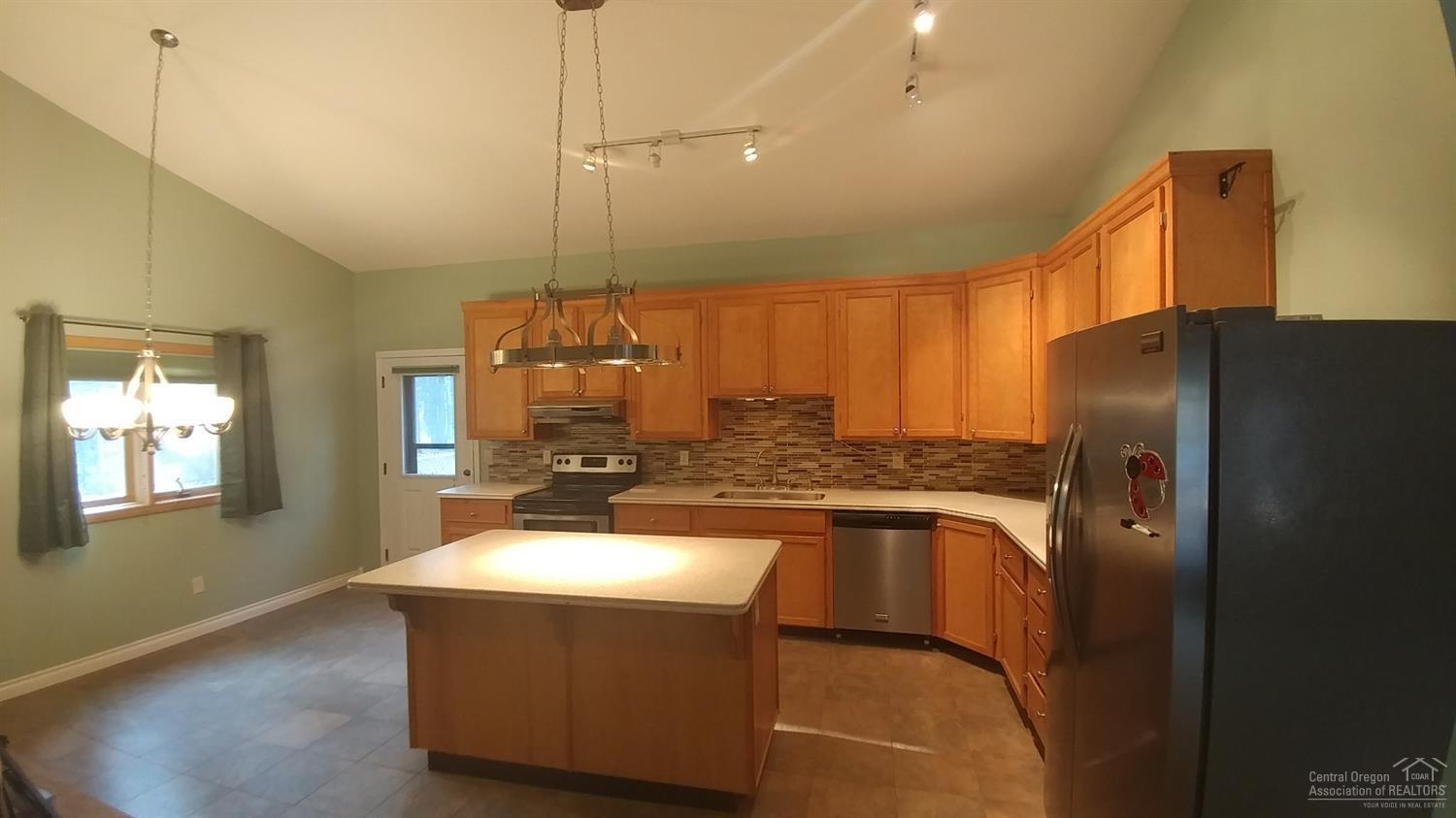 151856 Conestoga Road La Pine, OR 97739 - Photo 5 of 24 Luxurious and bright kitchen!