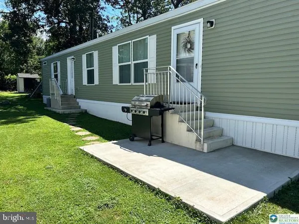 a view of a house with backyard and a garden