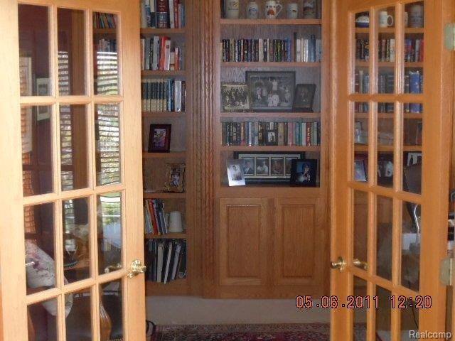345 Wyngate Drive Rochester, MI 48307 - Photo 5 of 25 Library with Built-ins