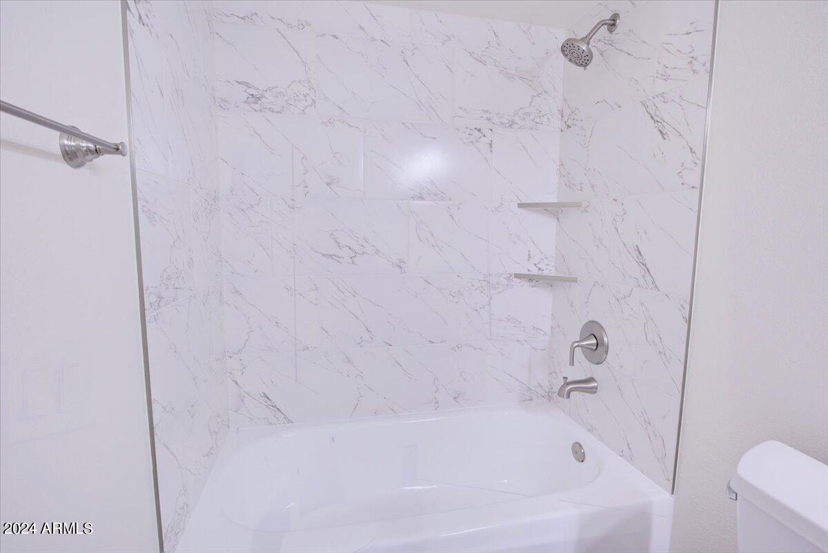 2732 East Cactus Road Phoenix, AZ 85032 - Photo 19 of 30 a bathroom with a bathtub