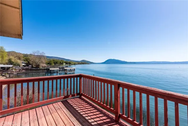 a view of yard with green space