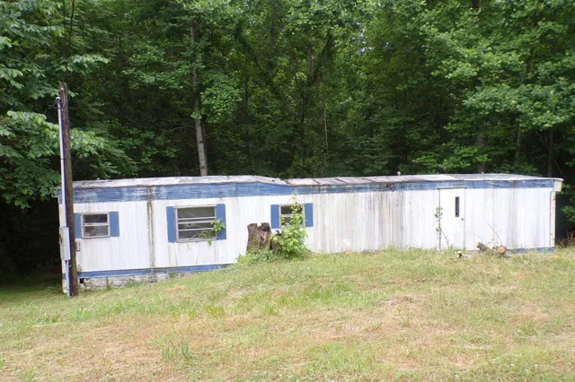 a view of a house with backyard and garden