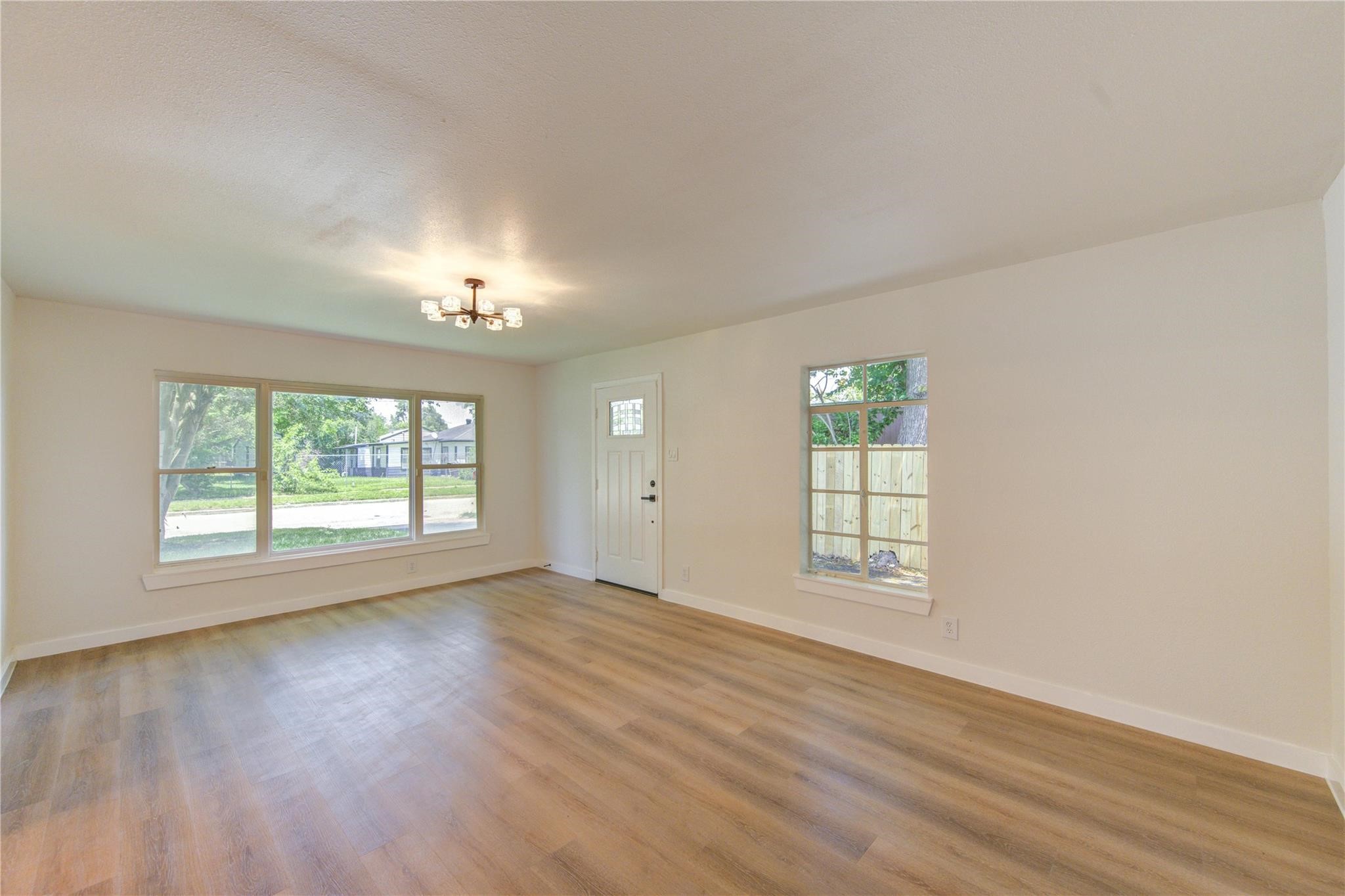 4914 Pershing Street Houston, TX 77033 - Photo 8 of 34