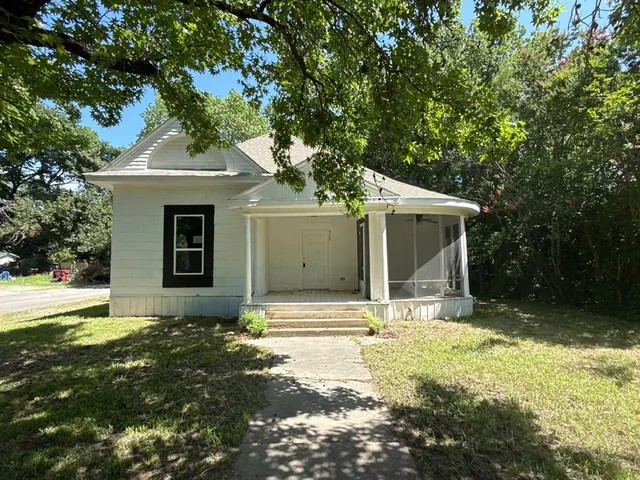 $174,900 | 320 West 6th Street, Bonham, TX 75418