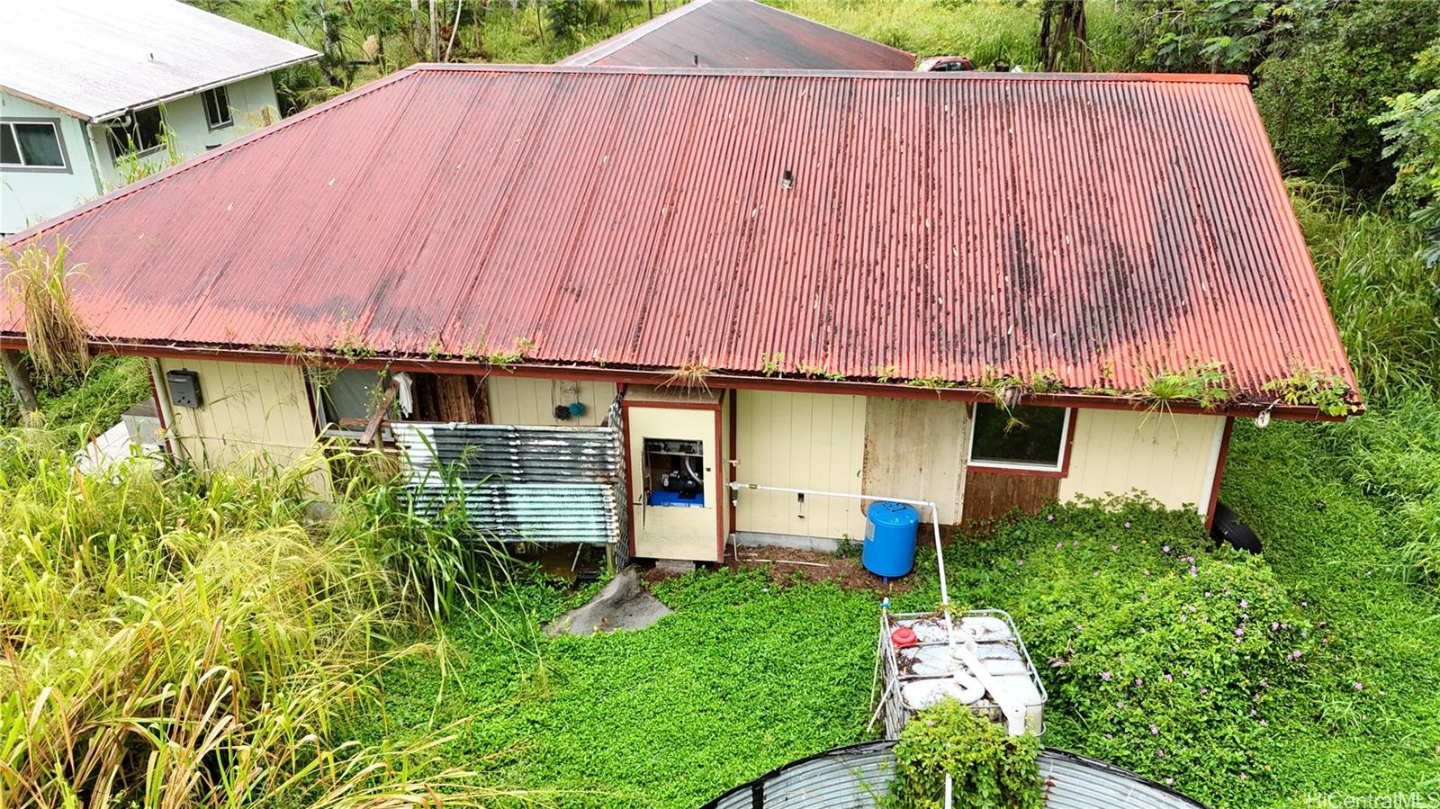 16-1998 Tiki Road Pahoa, HI 96778 - Photo 2 of 8 a backyard of a house