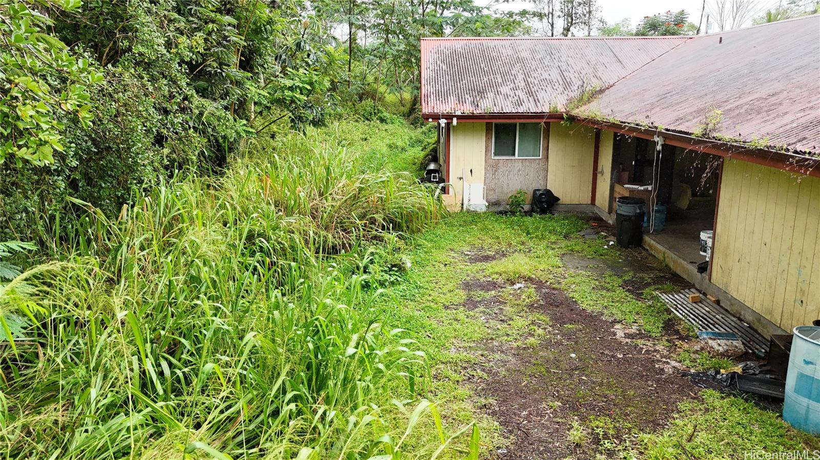16-1998 Tiki Road Pahoa, HI 96778 - Photo 5 of 8 a view of a backyard