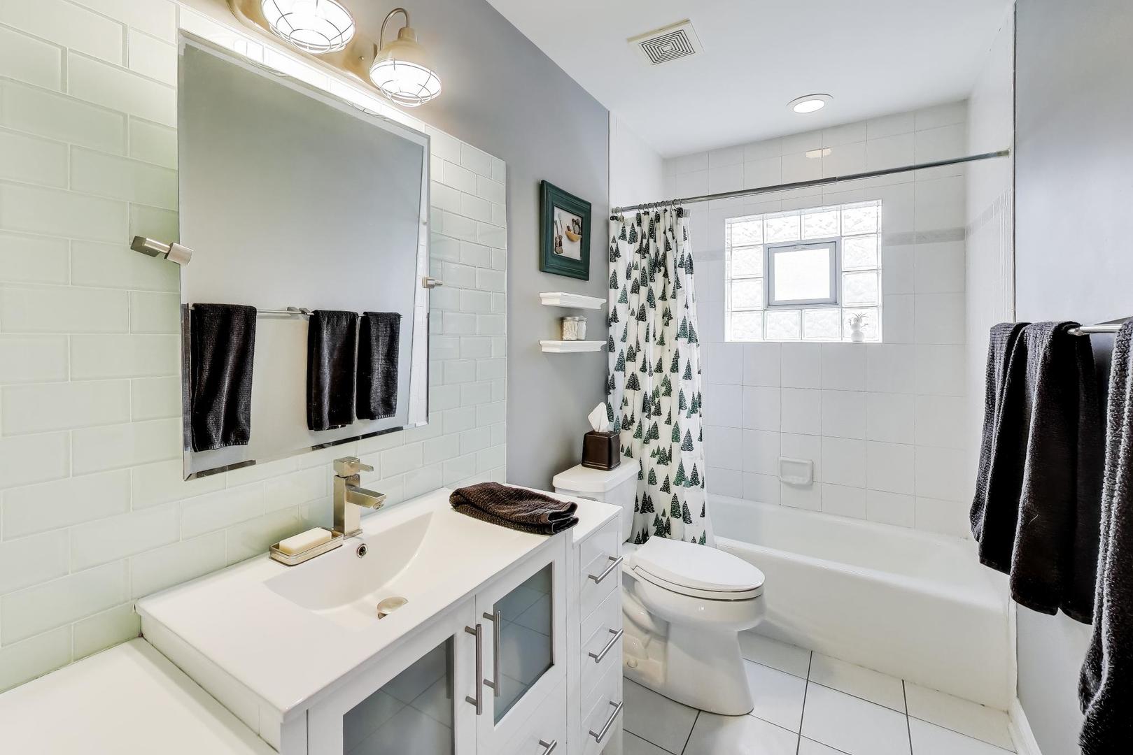 1029 Prairie Avenue Park Ridge, IL 60068 - Photo 15 of 25 a bathroom with a sink toilet tub and shower