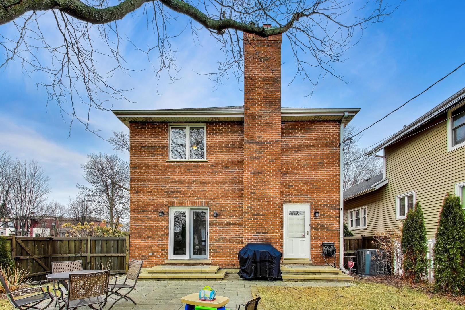 1029 Prairie Avenue Park Ridge, IL 60068 - Photo 21 of 25 a brick building with a large window