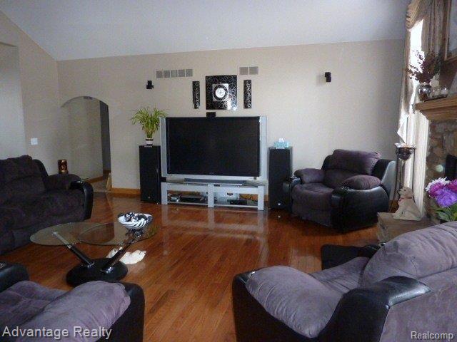 53075 Chesterfield Road New Baltimore, MI 48051 - Photo 12 of 25 P1070543.JPG