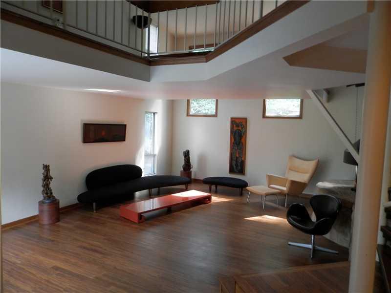 235 Sunridge Road Pittsburgh, PA 15238 - Photo 4 of 16 Living Room.