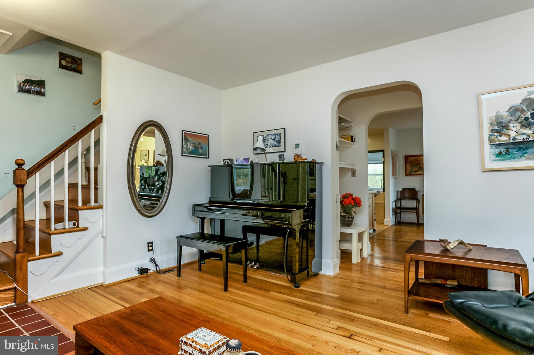 5701 Ranny Road Baltimore, MD 21209 - Photo 6 of 30 Living Room