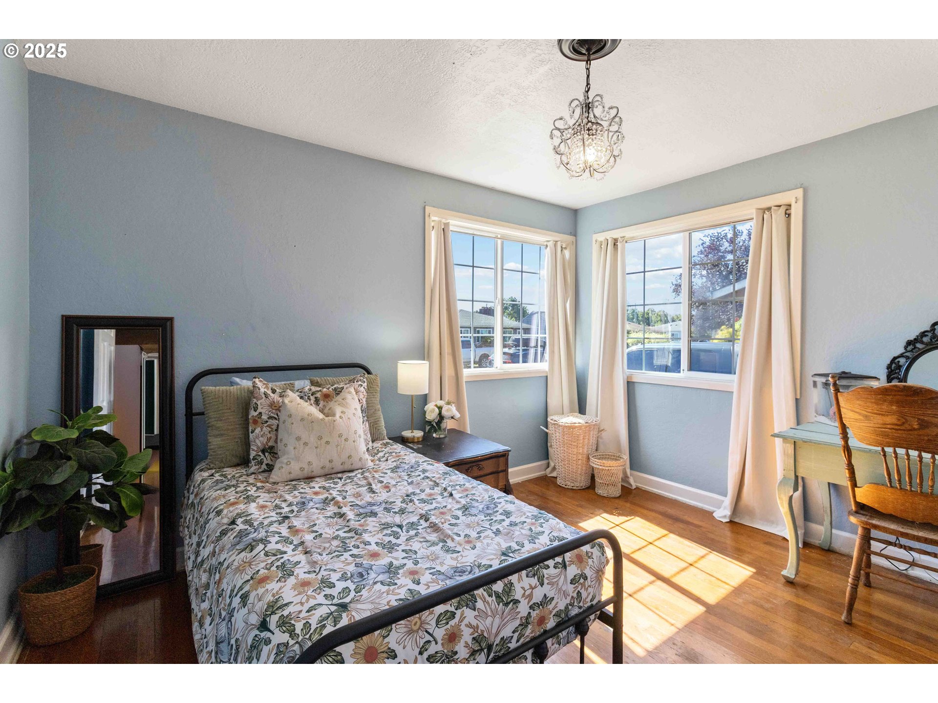 567 20th Avenue Longview, WA 98632 - Photo 16 of 41 a bedroom with a large bed and a window