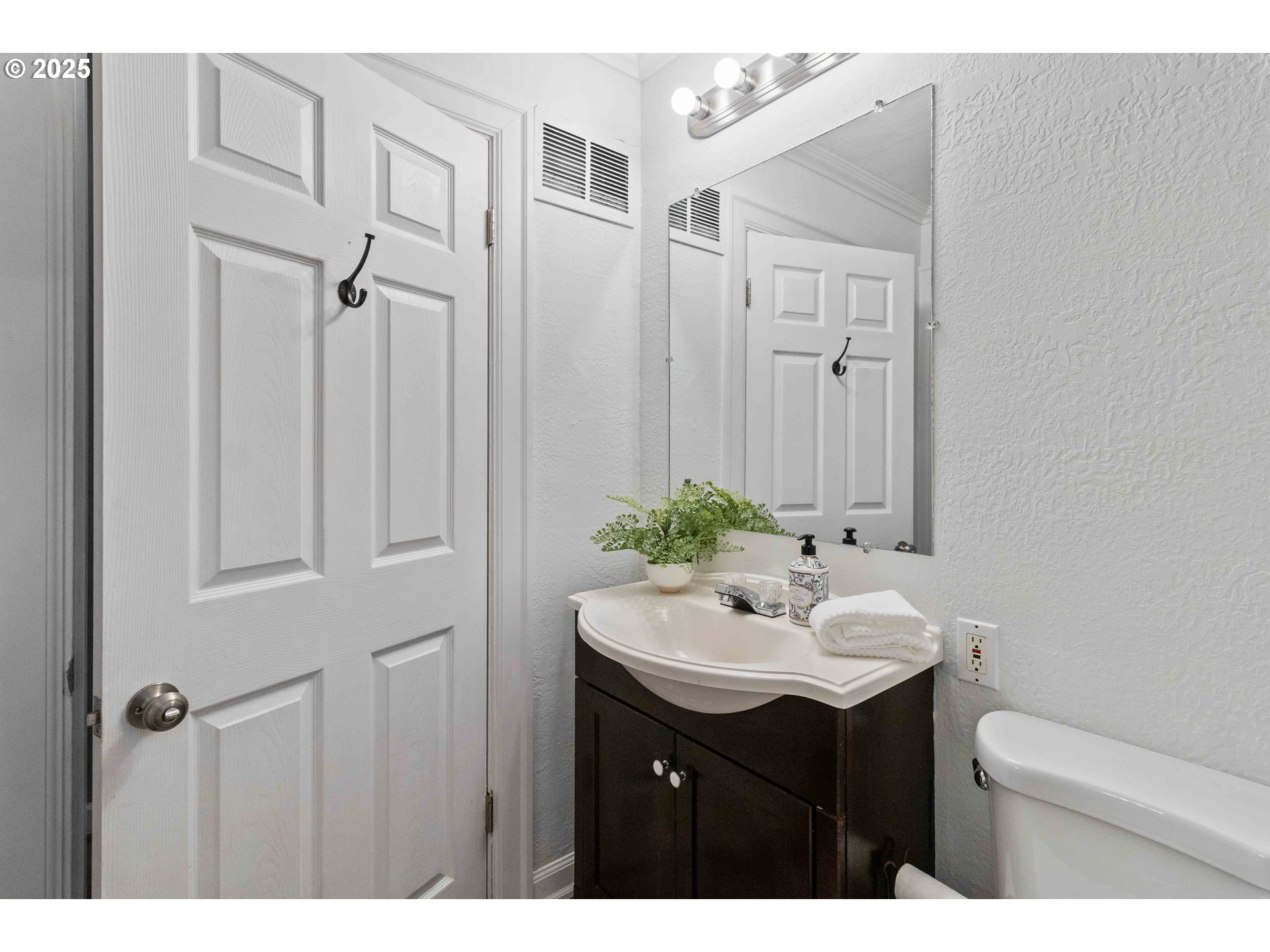 567 20th Avenue Longview, WA 98632 - Photo 19 of 41 a bathroom with a sink and a mirror