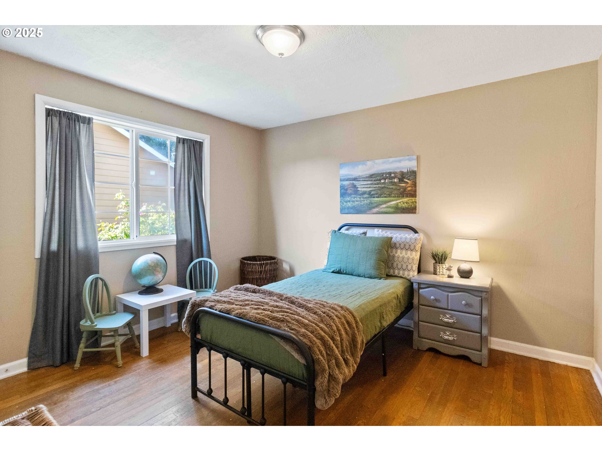 567 20th Avenue Longview, WA 98632 - Photo 20 of 41 a bedroom with a bed a table and chair