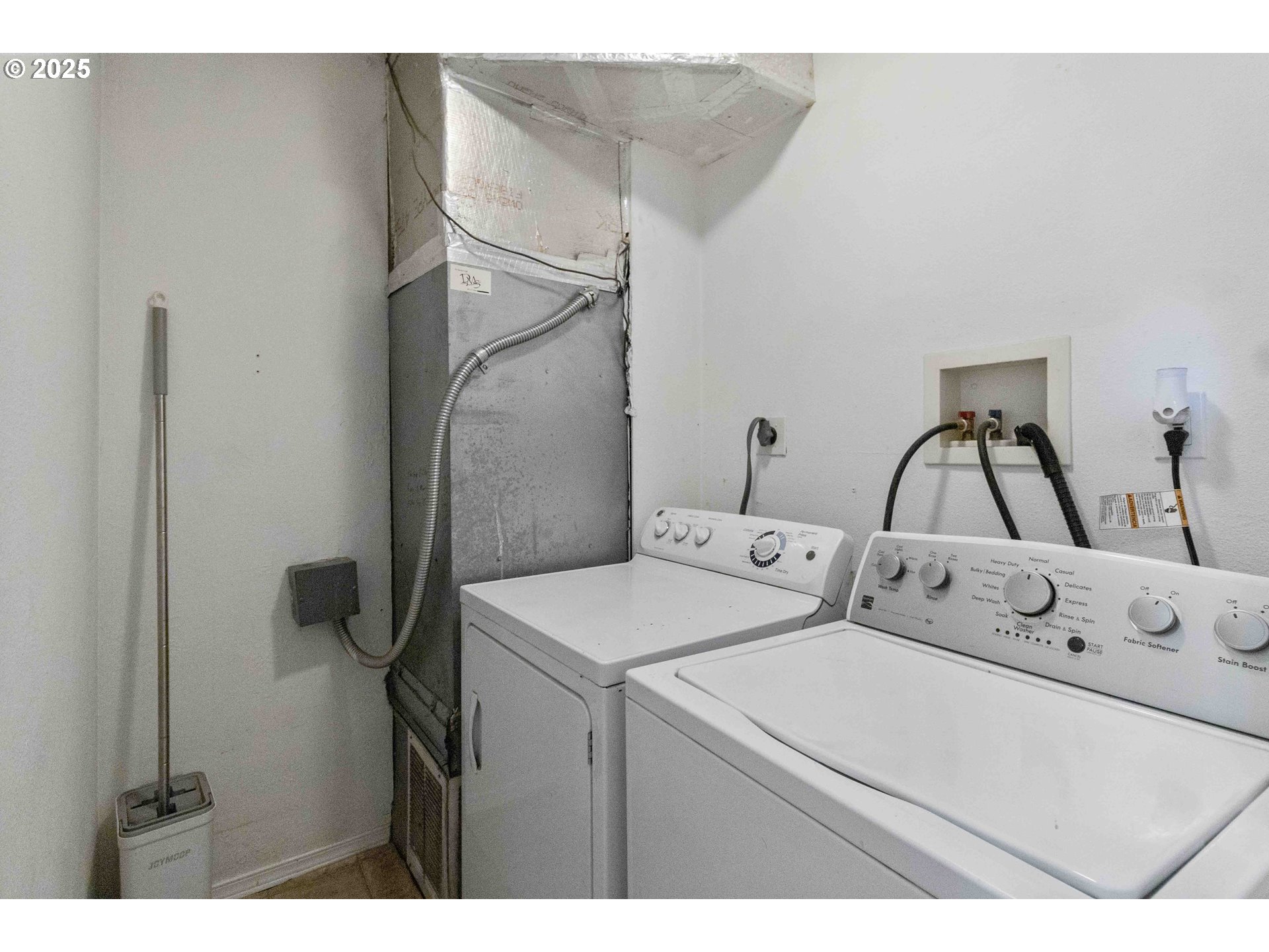 567 20th Avenue Longview, WA 98632 - Photo 22 of 41 a utility room with dryer and washer