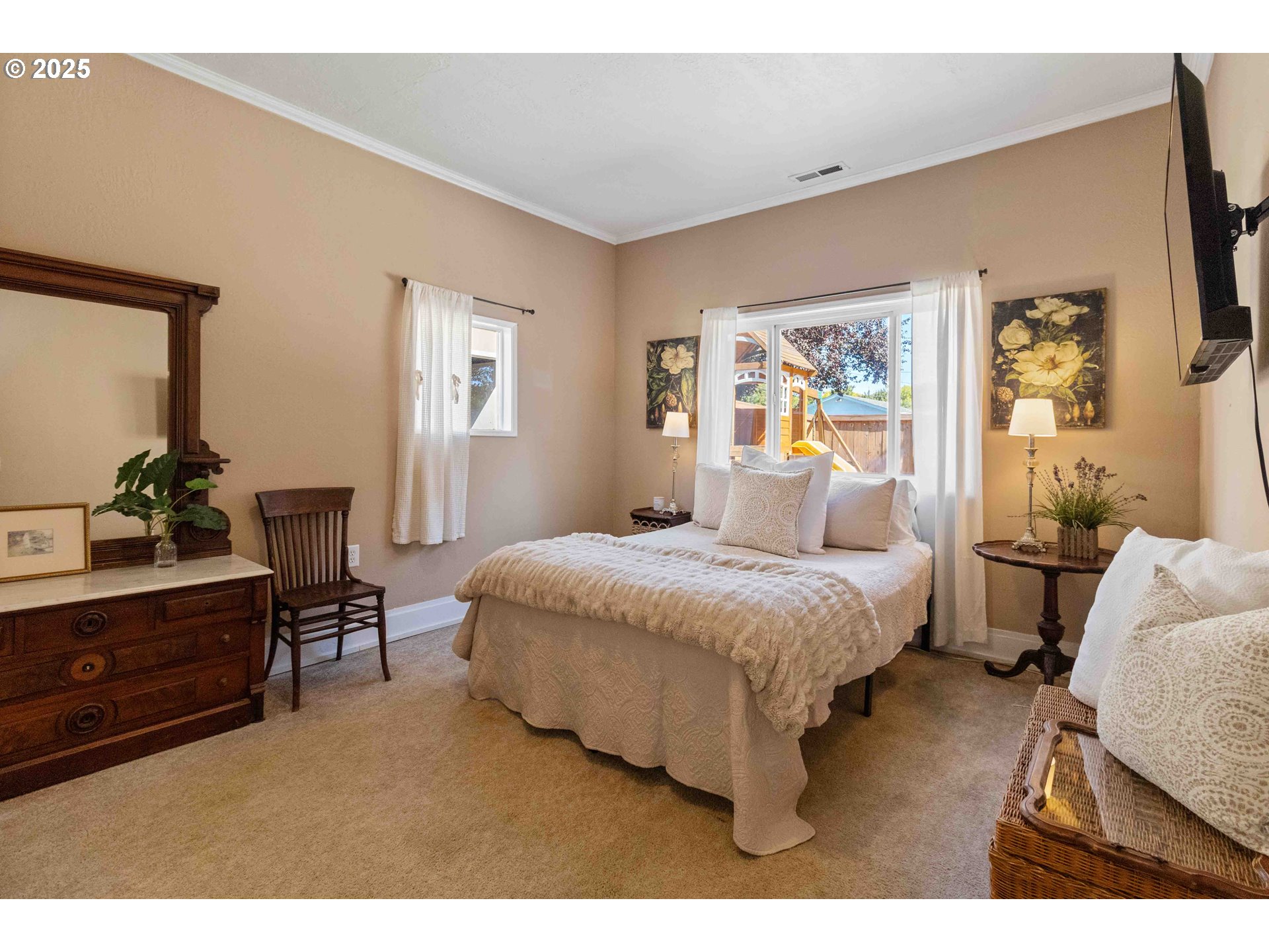 567 20th Avenue Longview, WA 98632 - Photo 24 of 41 a bedroom with a bed lamps and window