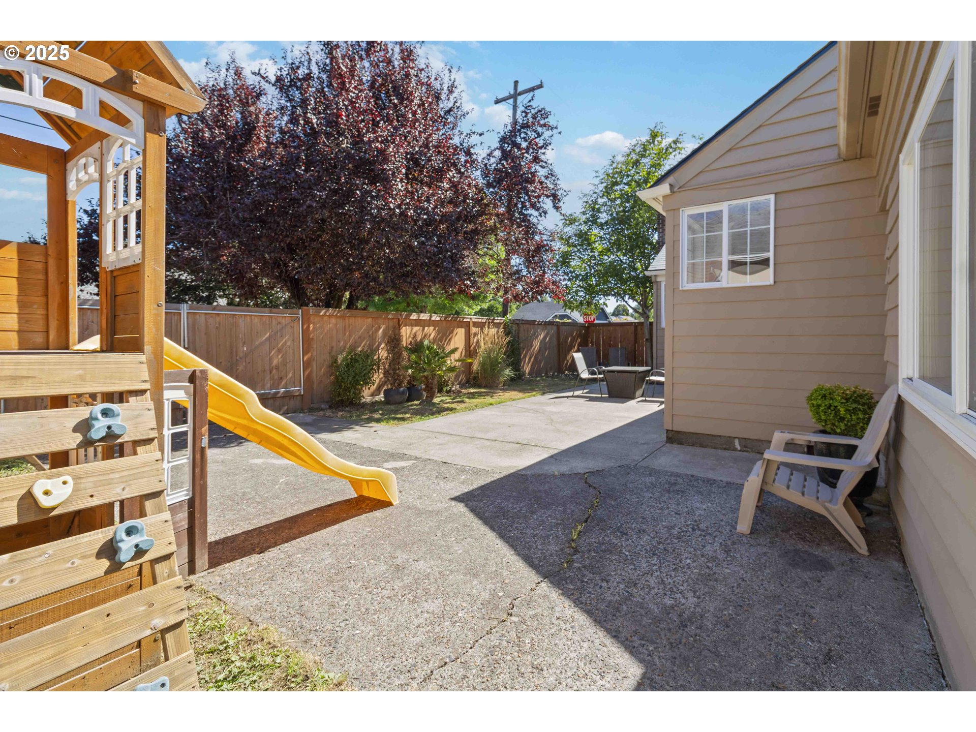 567 20th Avenue Longview, WA 98632 - Photo 26 of 41 a view of a patio with a table and chairs