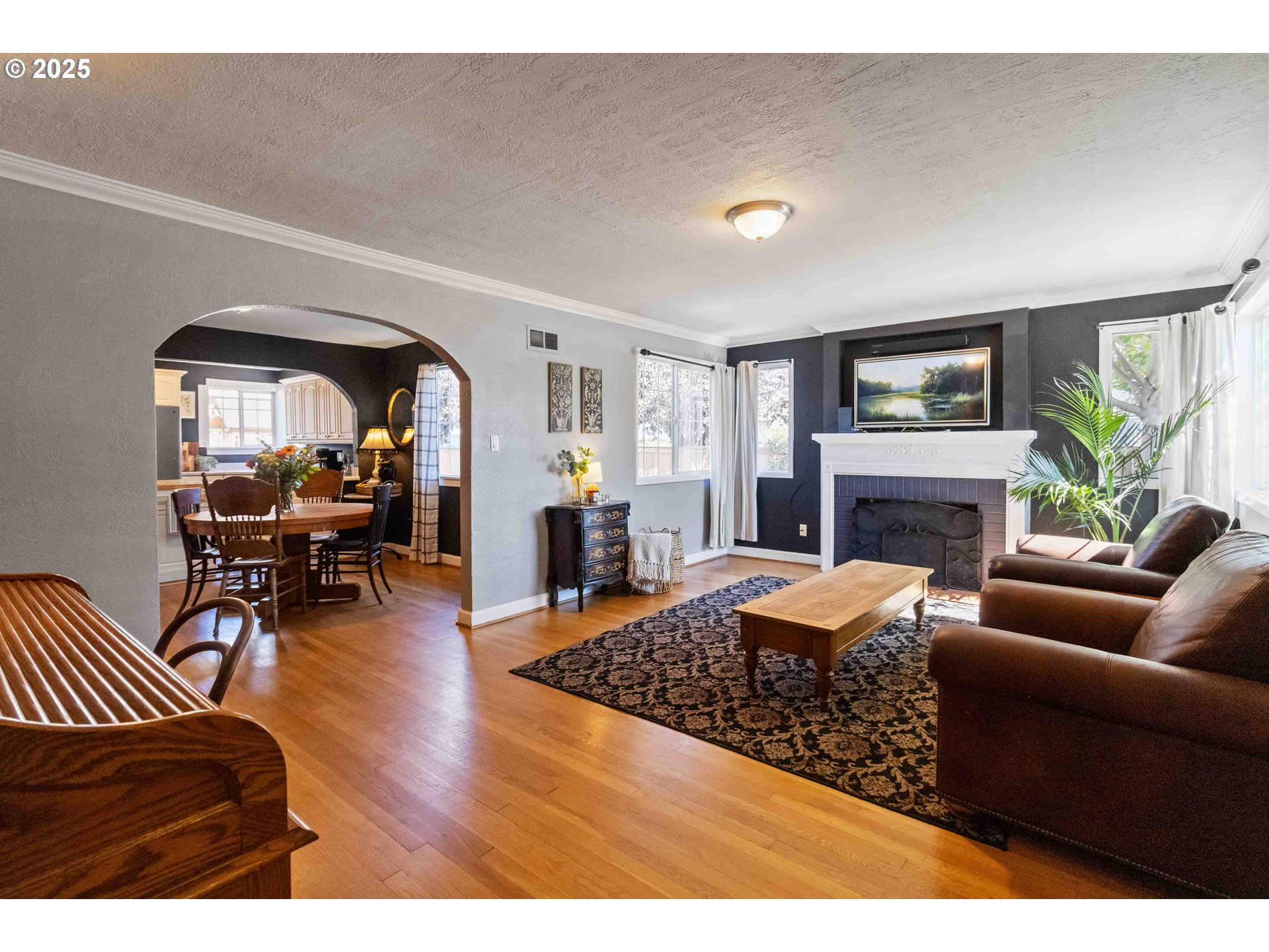 567 20th Avenue Longview, WA 98632 - Photo 5 of 41 a living room with furniture and a fireplace