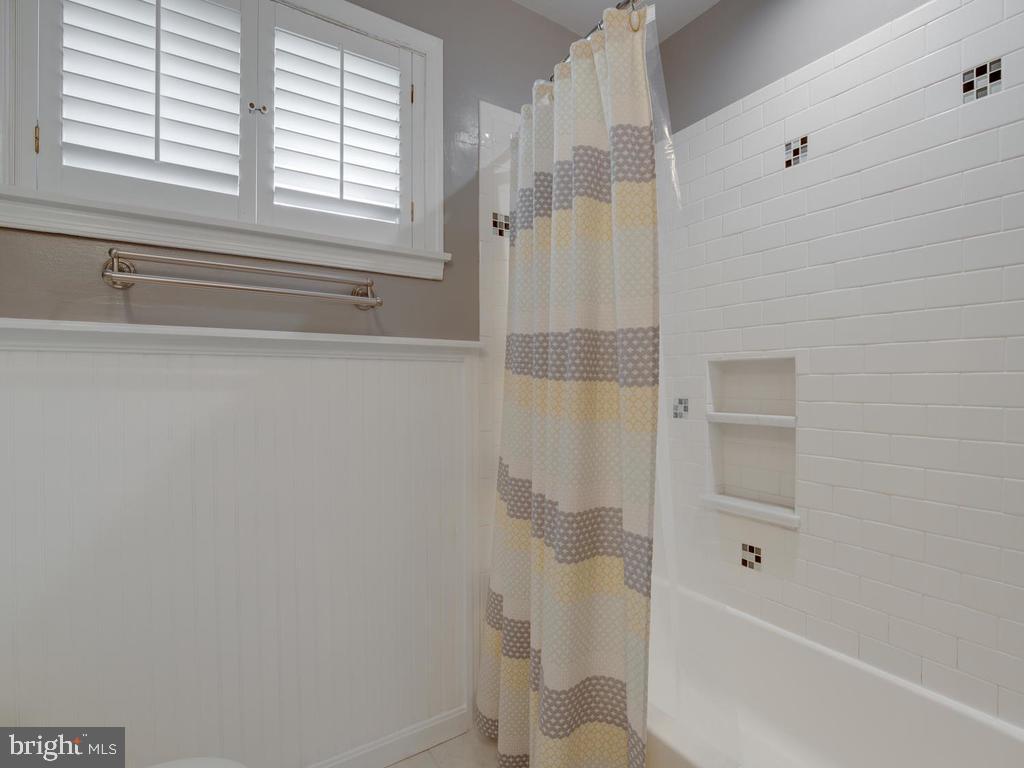 1907 Haverhill Road Baltimore, MD 21234 - Photo 29 of 47 Tub/shower has niche for bath products