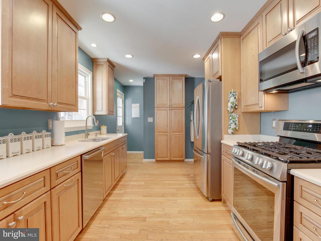 1907 Haverhill Road Baltimore, MD 21234 - Photo 7 of 47 42" cabinets plus pantry for additional storage