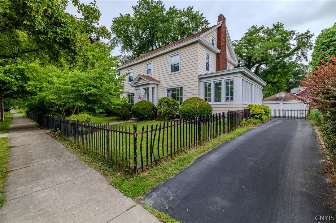 216 Hampton Road Syracuse, NY 13203 - Photo 2 of 40