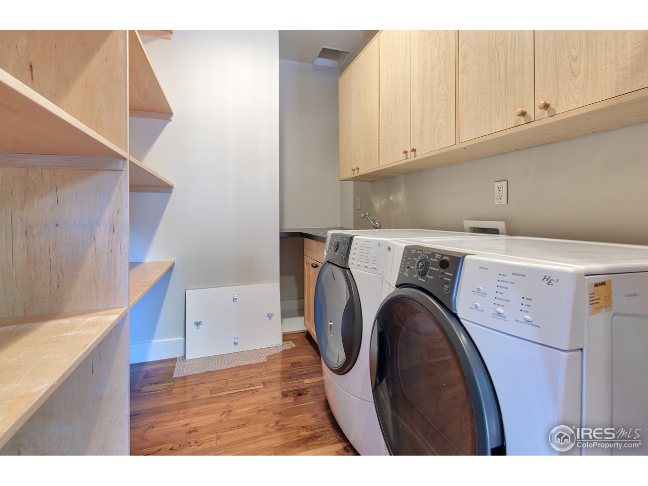 531 Hawthorn Avenue Boulder, CO 80304 - Photo 21 of 40 Large mud room & laundry main floor