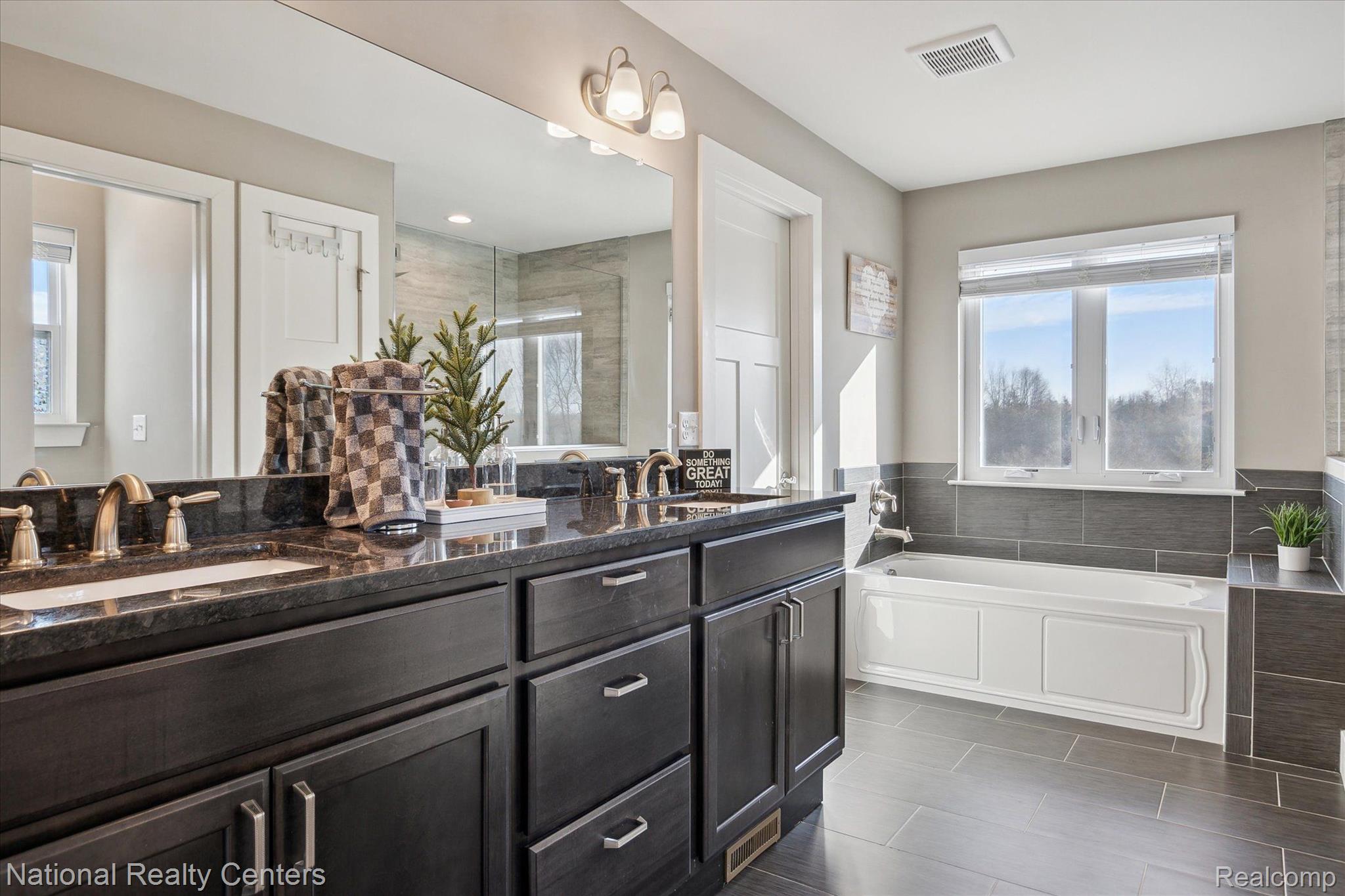 2778 Swarthout Road Pinckney, MI 48169 - Photo 21 of 47 Large Primary Ensuite Bath