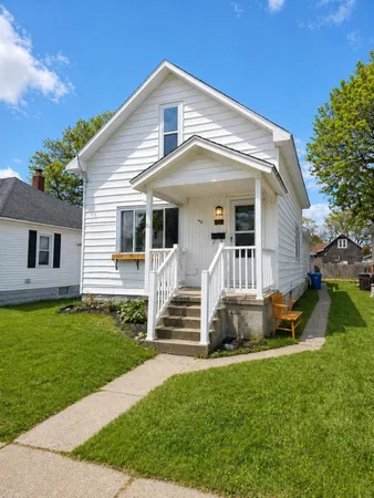 $215,000 | 289 6th Street, Manistee, MI 49660