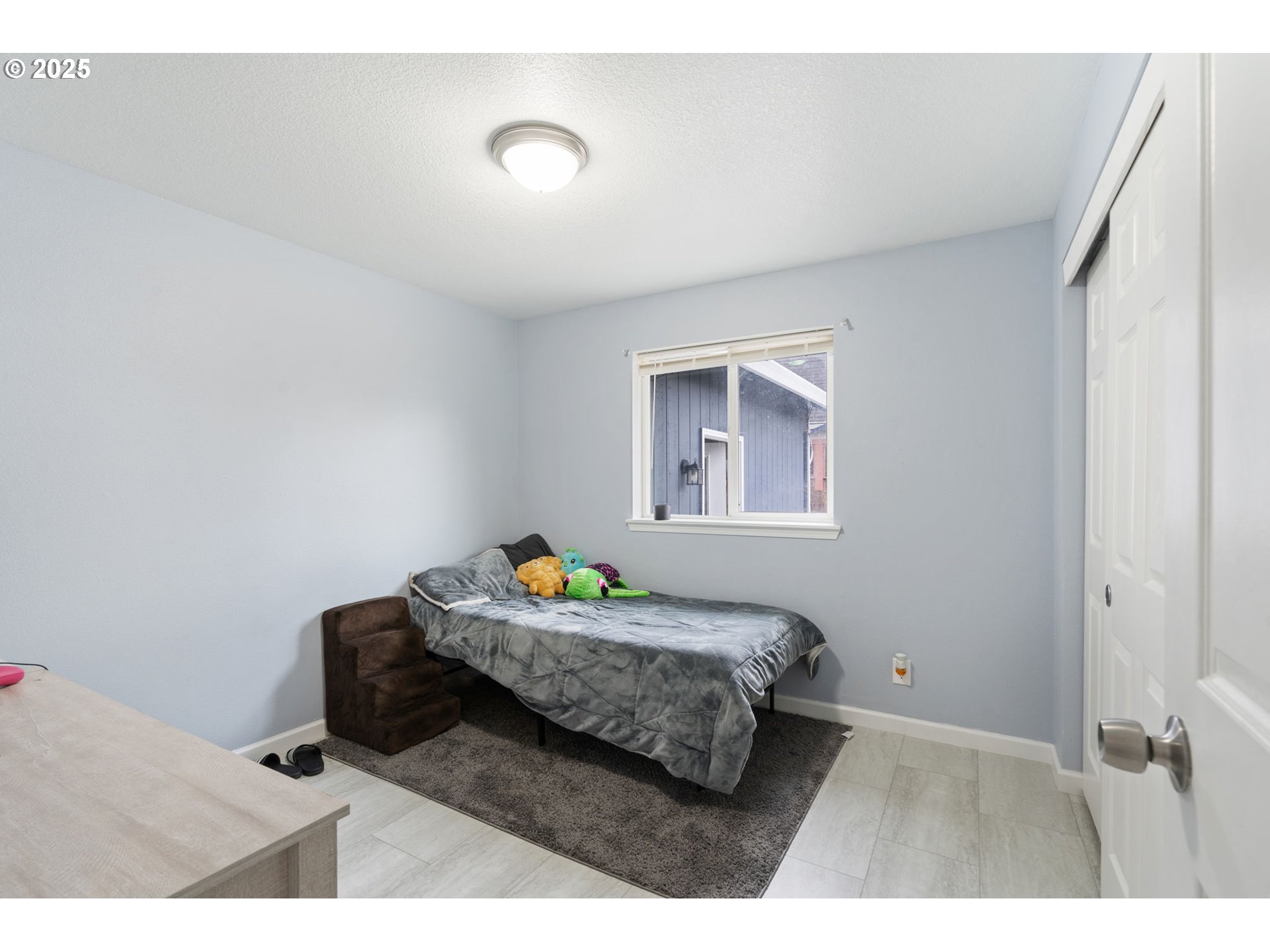 453 North 11th Street St. Helens, OR 97051 - Photo 12 of 20 a bedroom with a bed and a painting on the wall